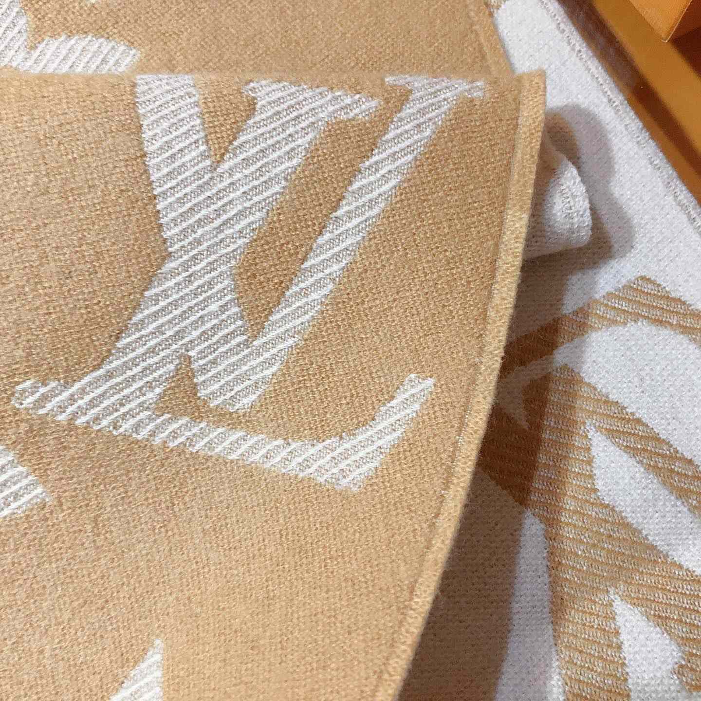 Louis Vuitton LV Essential Scarf - PerfectKickZ