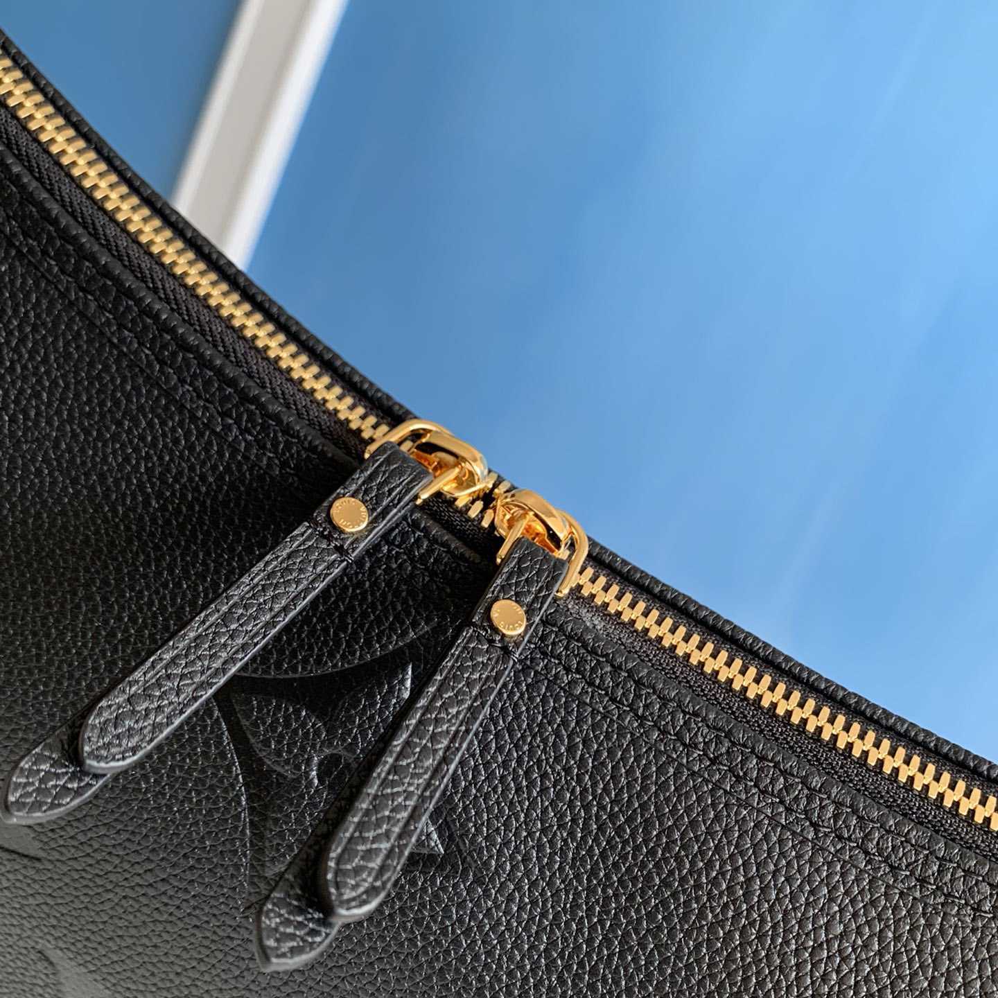 Louis Vuitton Loop Hobo          M46725 - PerfectKickZ