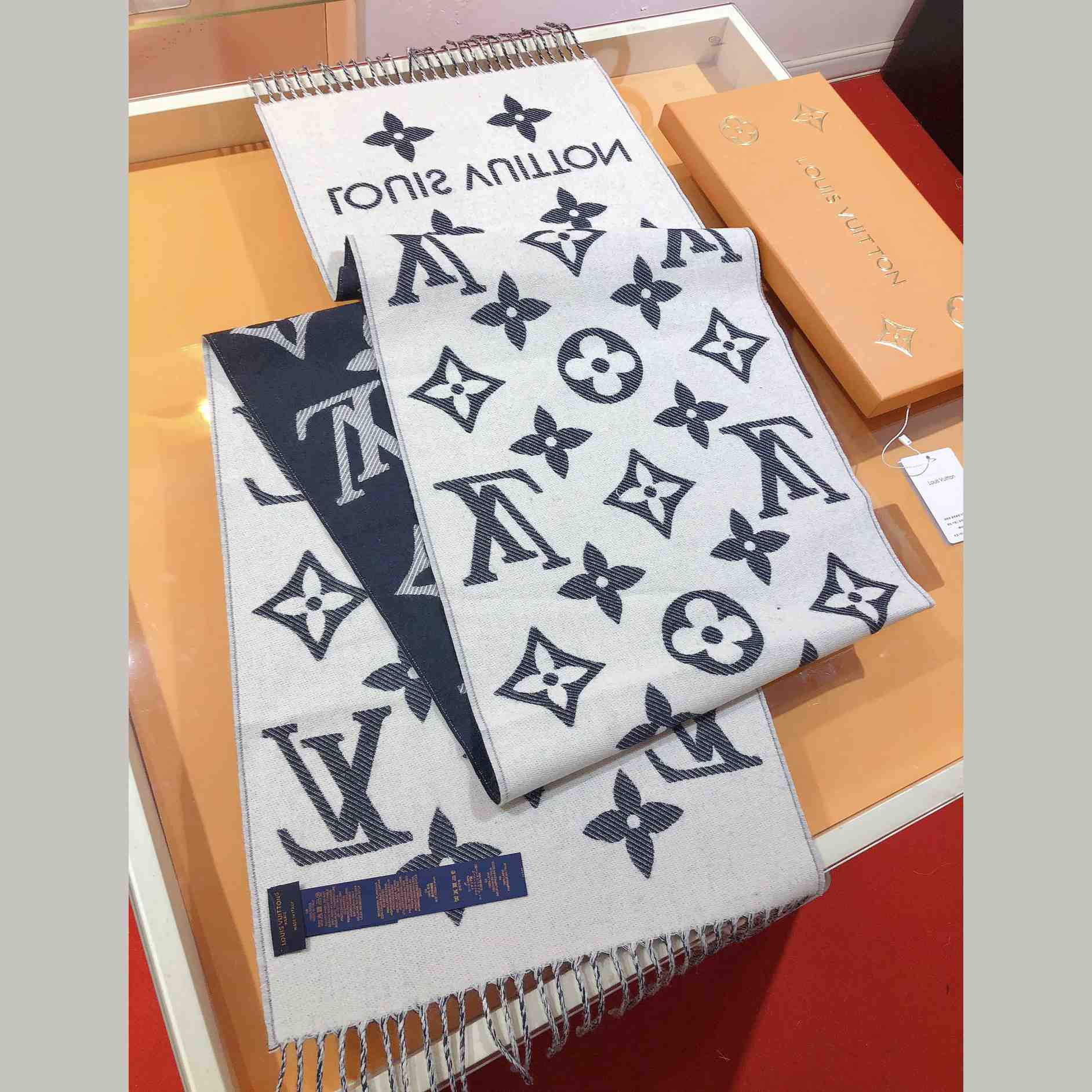Louis Vuitton LV Essential Scarf - PerfectKickZ