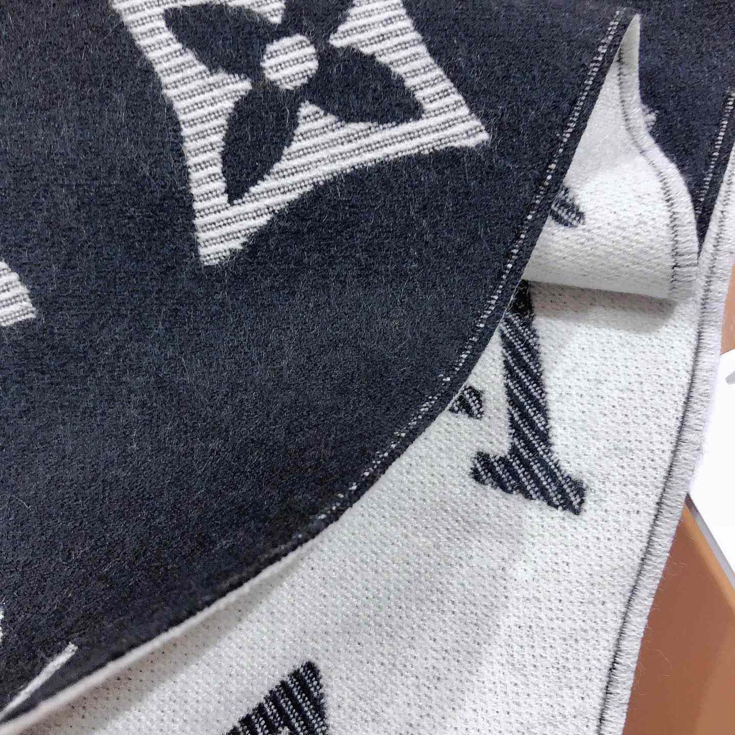 Louis Vuitton LV Essential Scarf - PerfectKickZ