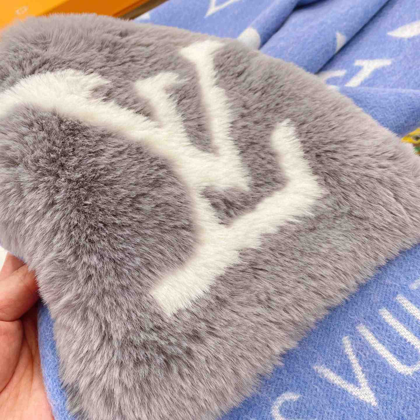 Louis Vuitton Cold Reykjavik Scarf - PerfectKickZ