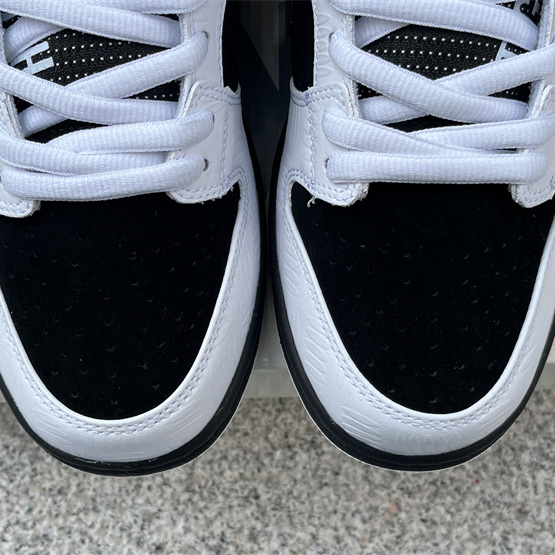 Tightbooth x Nike SB Dunk Low Sneaker      FD2629-100 - PerfectKickZ