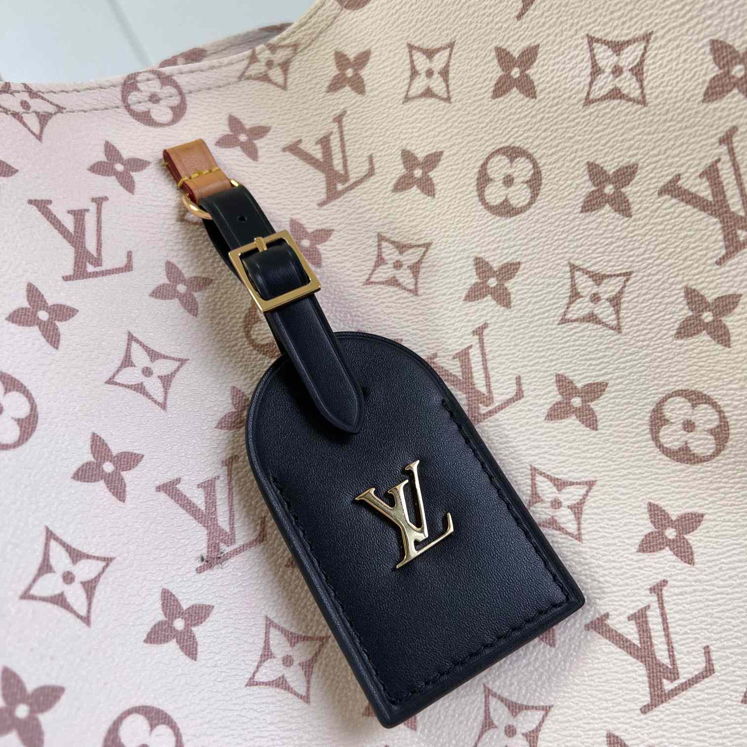 Louis Vuitton Atlantis GM     M24409 - PerfectKickZ
