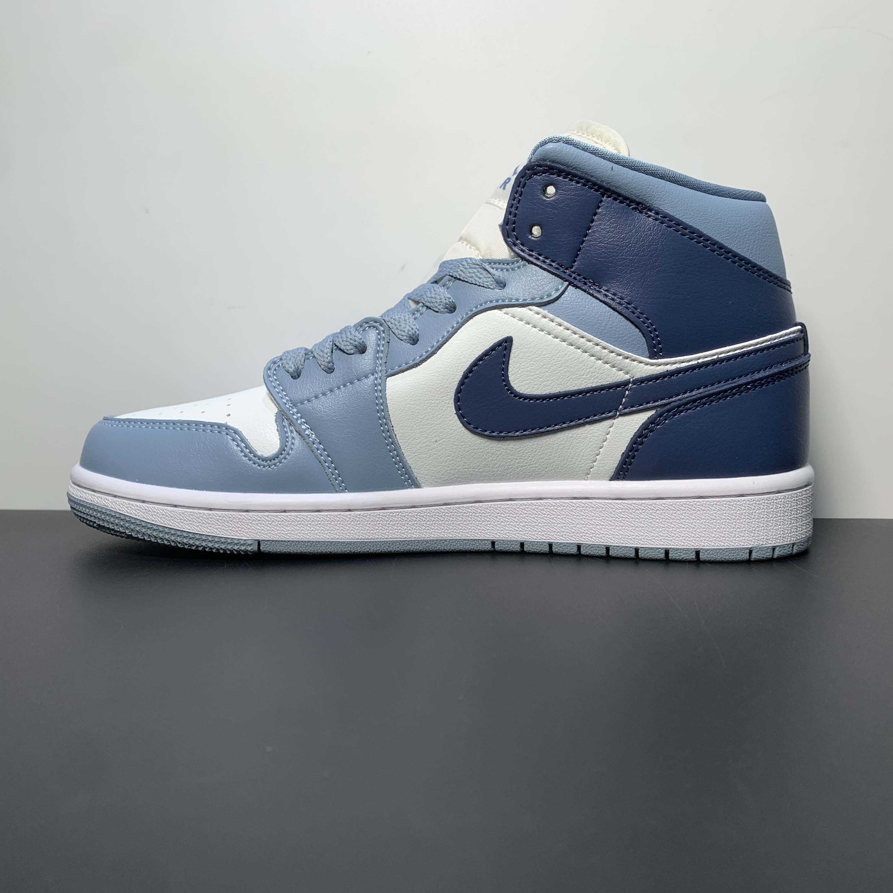 Air Jordan 1 Mid  Sneaker      BQ6472-140 - PerfectKickZ