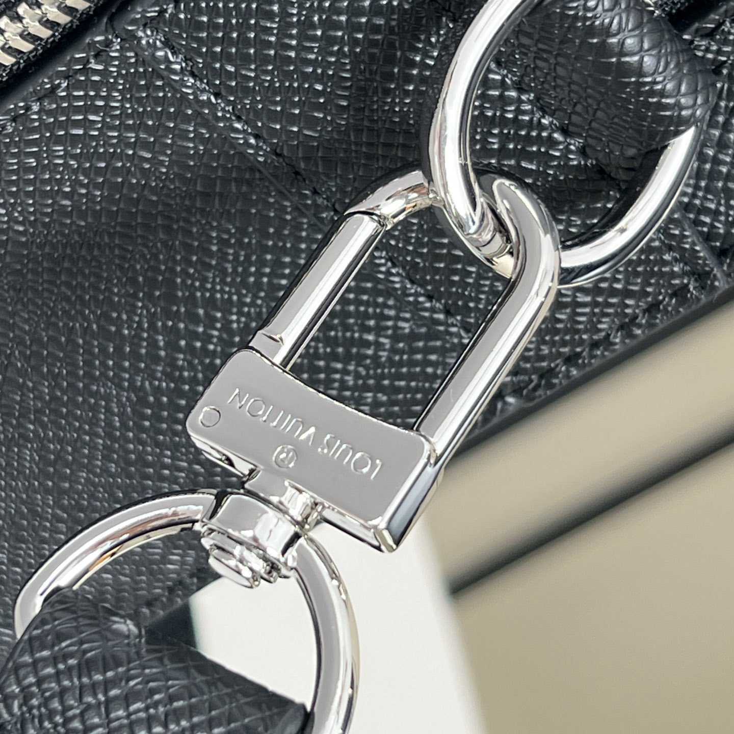 Louis Vuitton Porte Documents Voyage    M30967 - PerfectKickZ