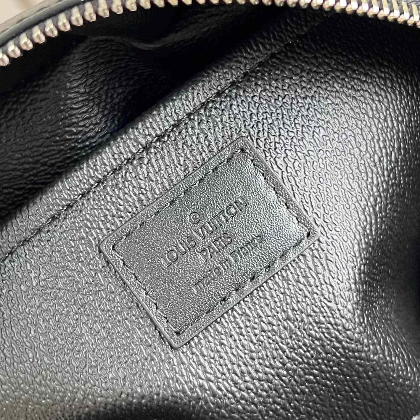 Louis Vuitton Locker Dopp Kit   M83113 - 