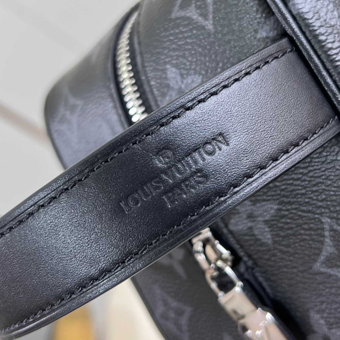 Louis Vuitton Locker Dopp Kit   M83113 - 