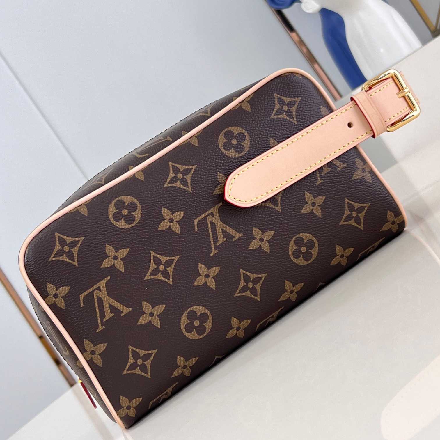 Louis Vuitton Locker Dopp Kit   M83112 - PerfectKickZ