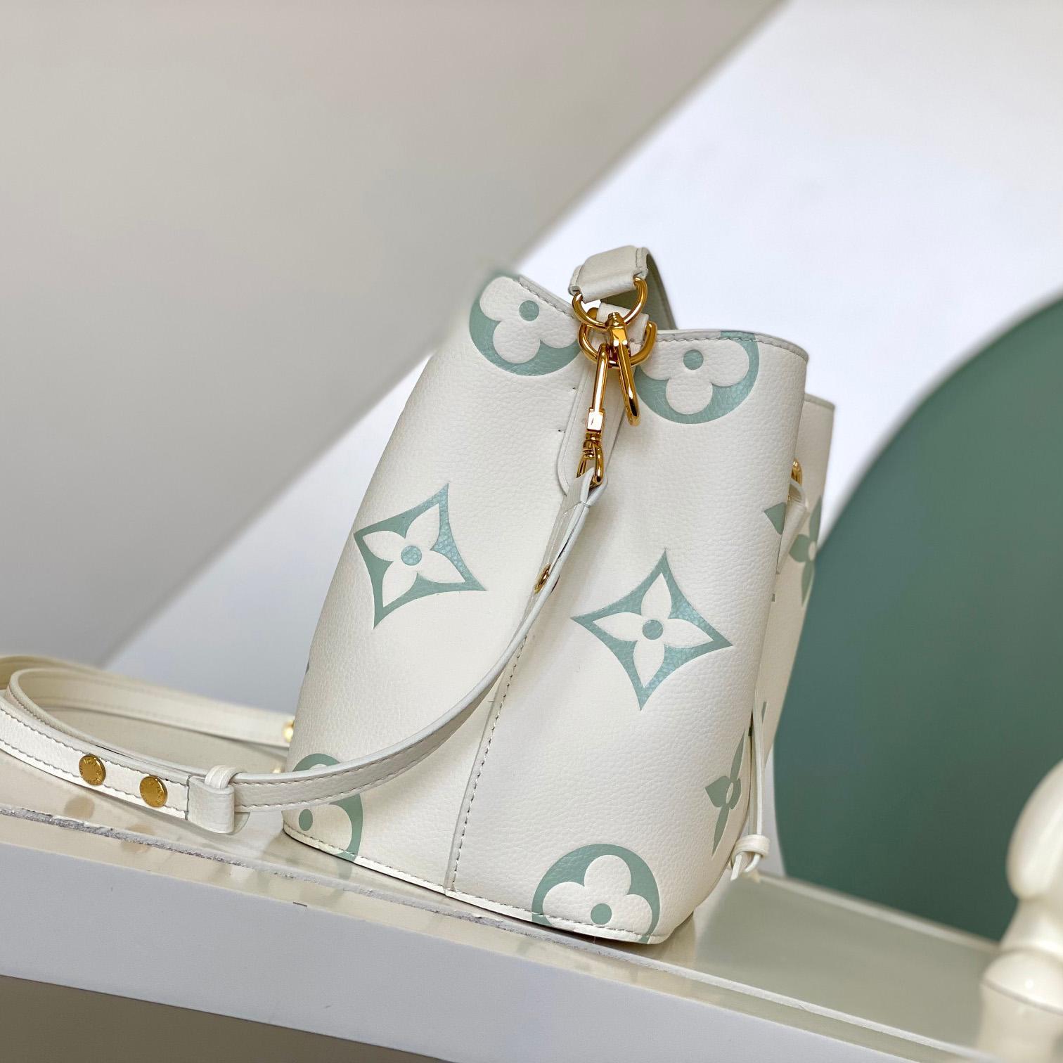 Louis Vuitton Néonoé BB   M24048 - PerfectKickZ