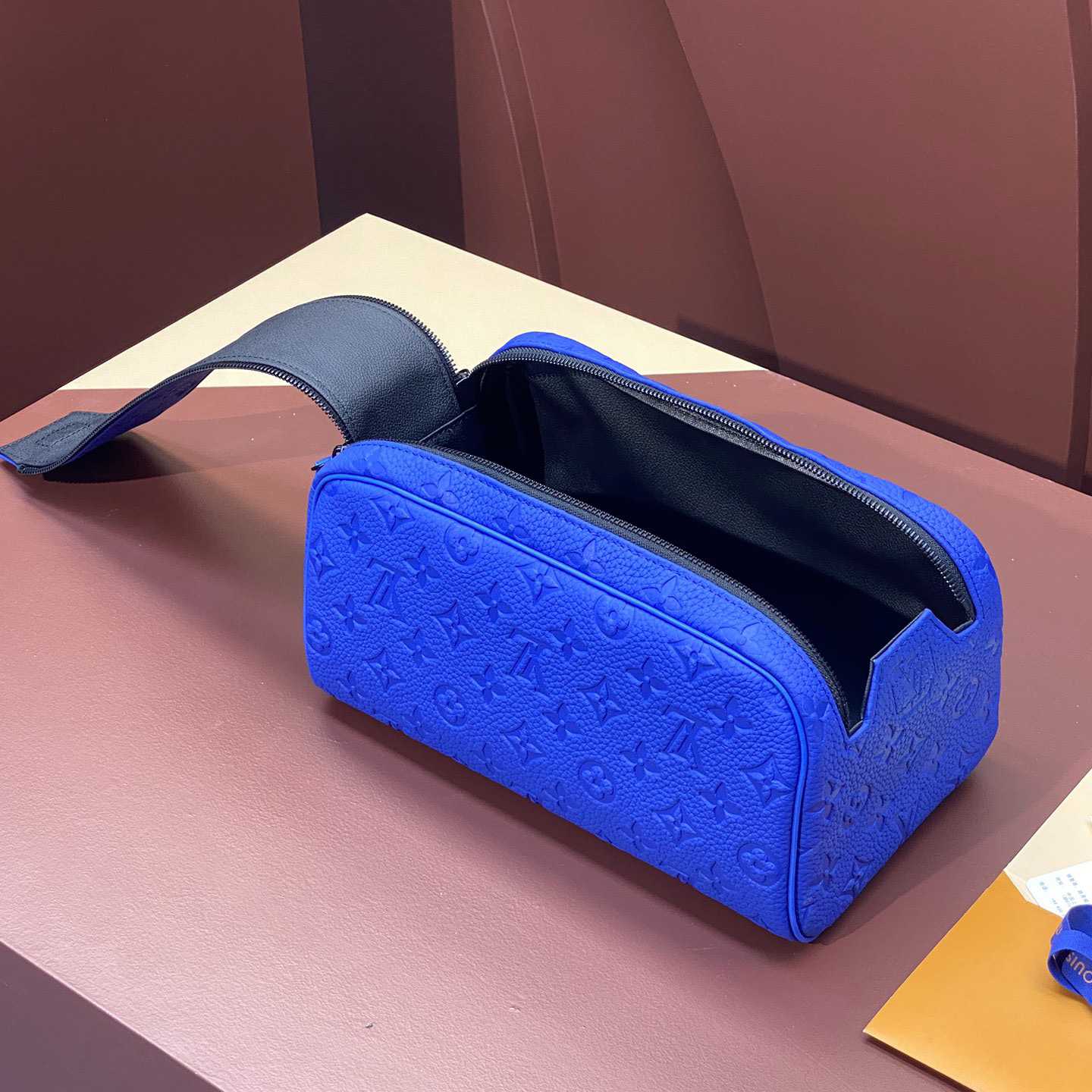 Louis Vuitton Dopp Kit    M82576 - 