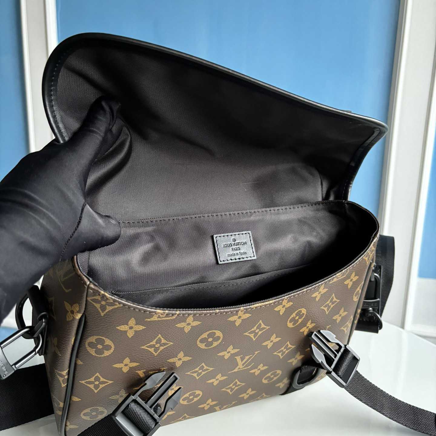 Louis Vuitton LV Trail Messenger          M46972 - PerfectKickZ
