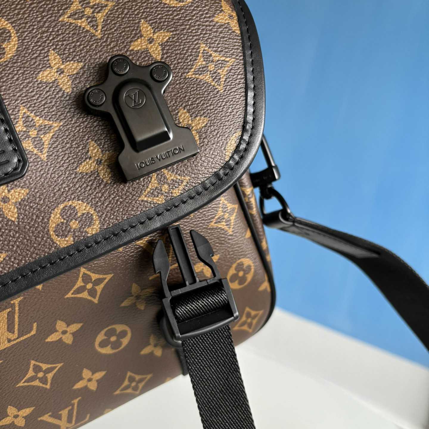 Louis Vuitton LV Trail Messenger          M46972 - PerfectKickZ