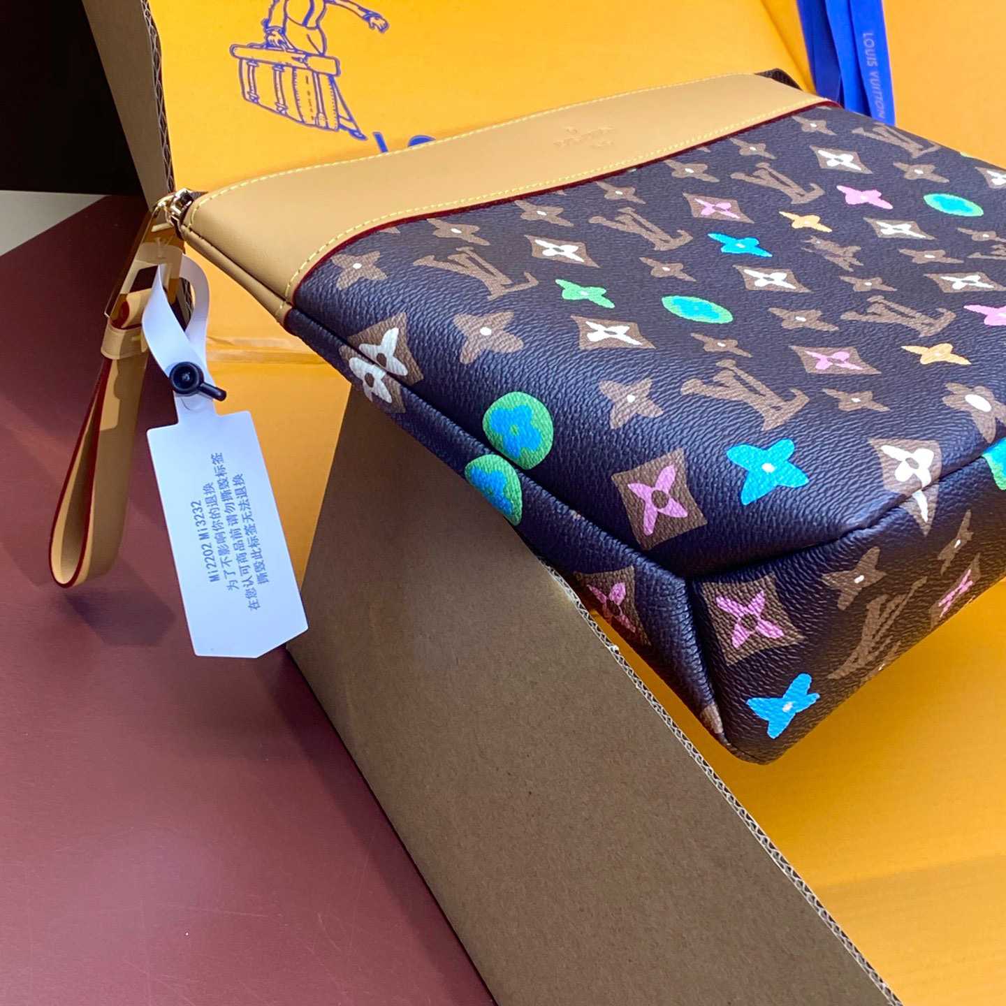Louis Vuitton Pochette Voyage Souple    M83568 - 