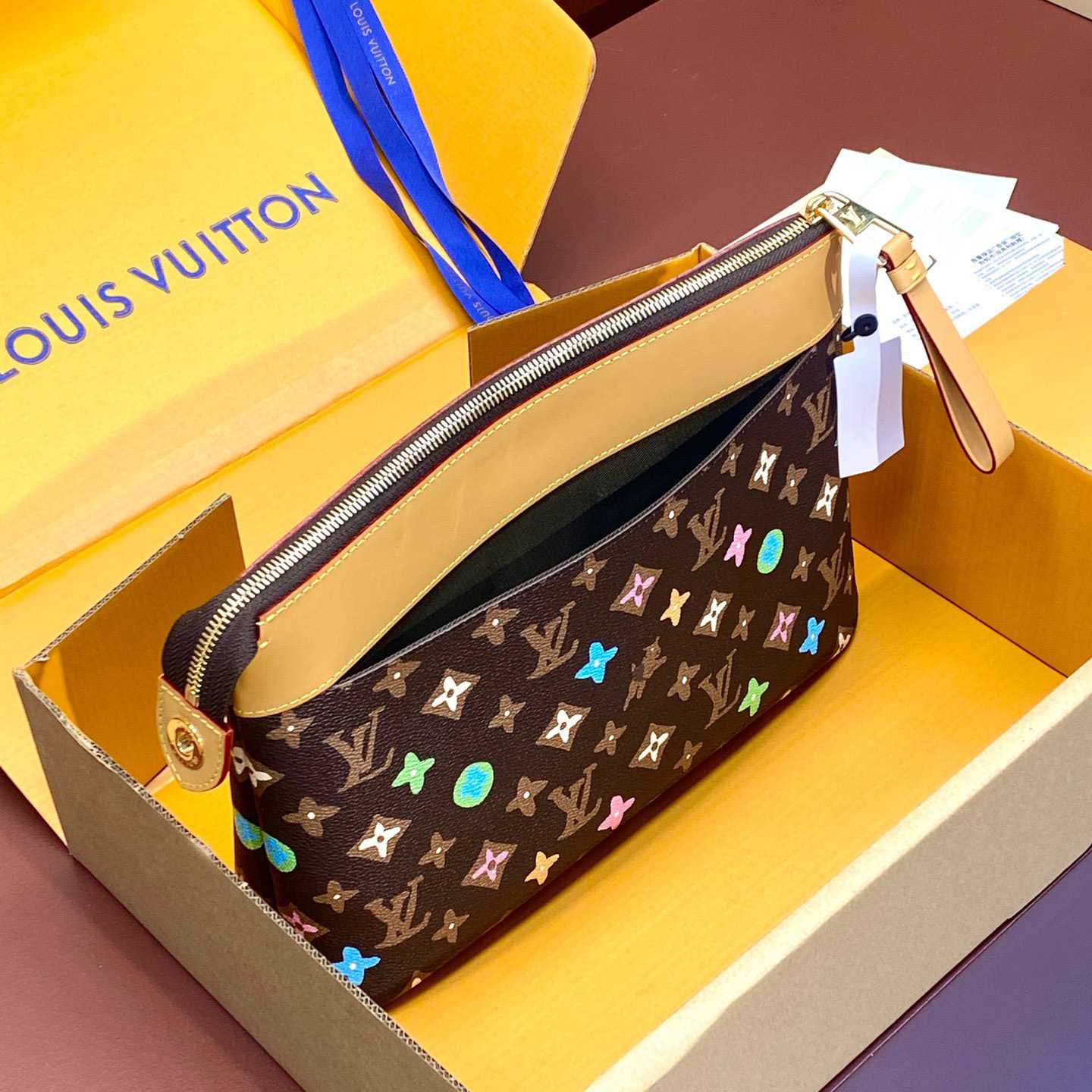Louis Vuitton Pochette Voyage Souple    M83568 - 