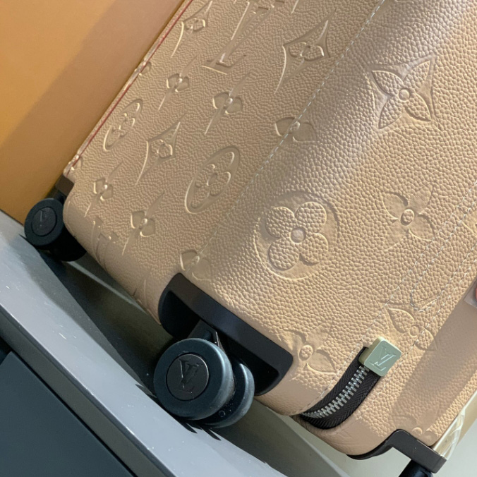 Louis Vuitton Horizon  - 