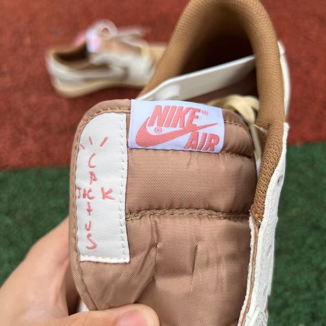 Travis Scott x Air Jordan 1 Low  Sneaker    DM7886-106 - 