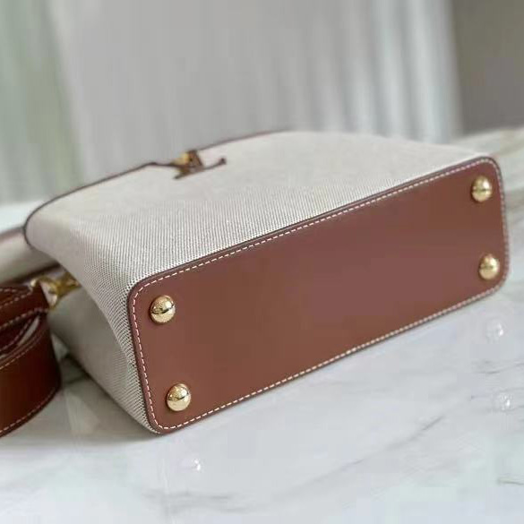 Louis Vuitton Capucines Handbag  (21 * 14 *8 cm) - 