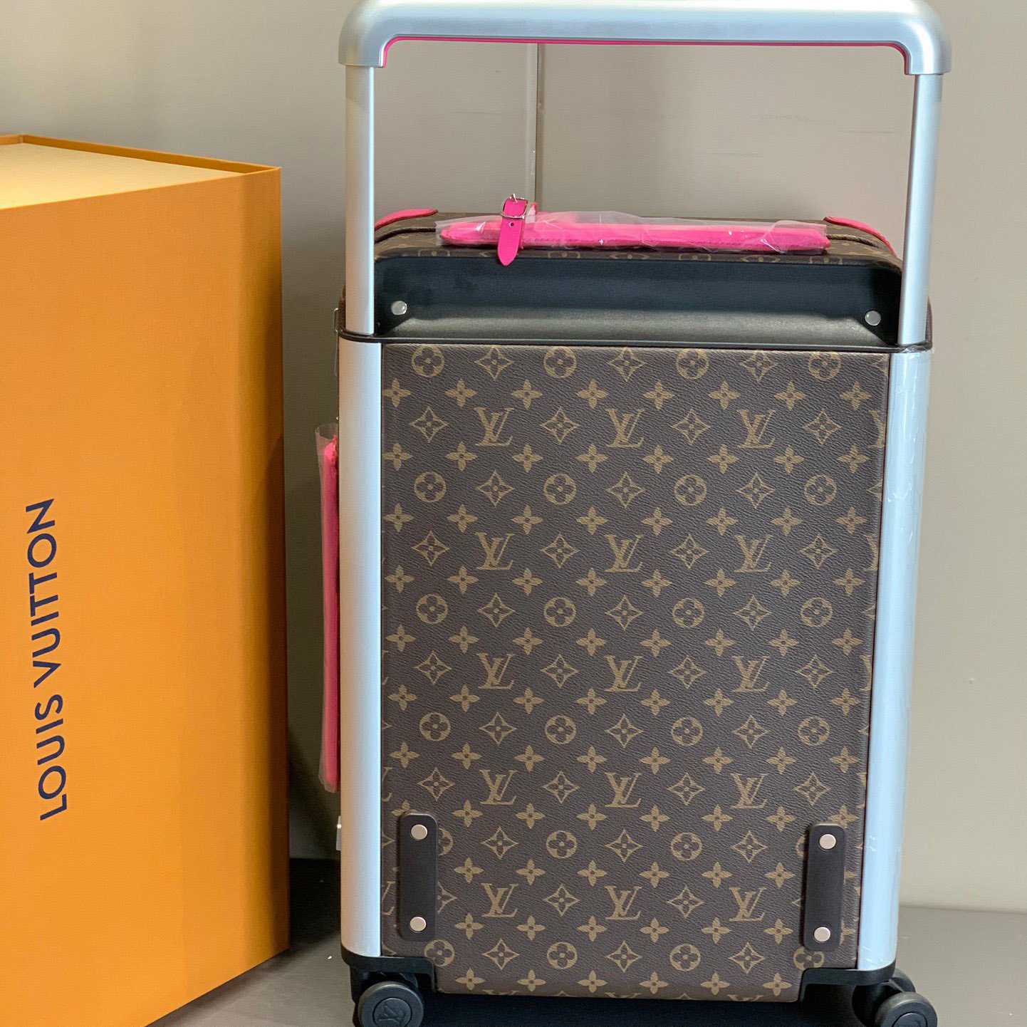 Louis Vuitton Horizon （38 x 55x 21 cm ） - PerfectKickZ