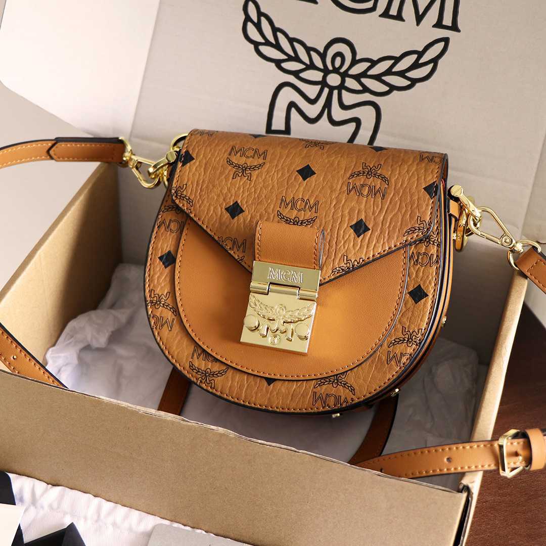 MCM Tracy Shoulder Bag  (18-18-7cm) - PerfectKickZ