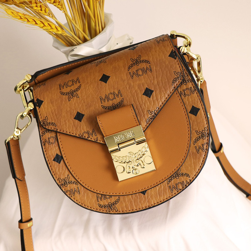 MCM Tracy Shoulder Bag  (18-18-7cm) - 