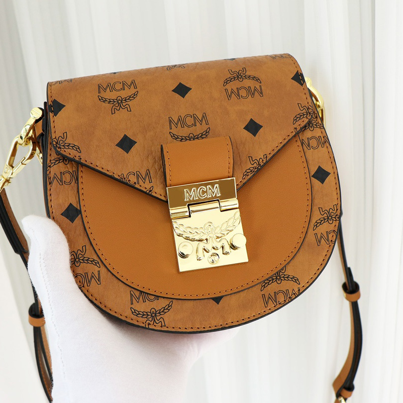 MCM Tracy Shoulder Bag  (18-18-7cm) - 