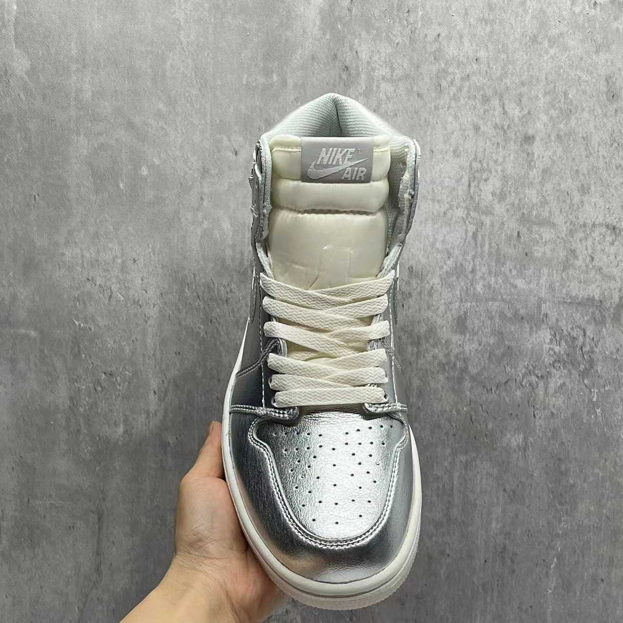 Jordan1 High OG“Chrome” Sneaker    FN7249-001 - 