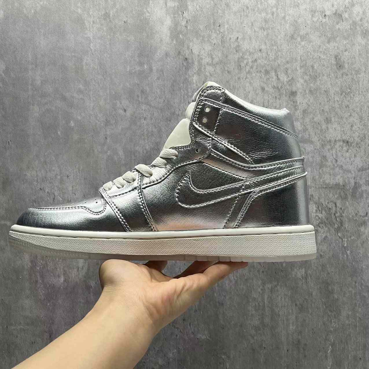 Jordan1 High OG“Chrome” Sneaker    FN7249-001 - 