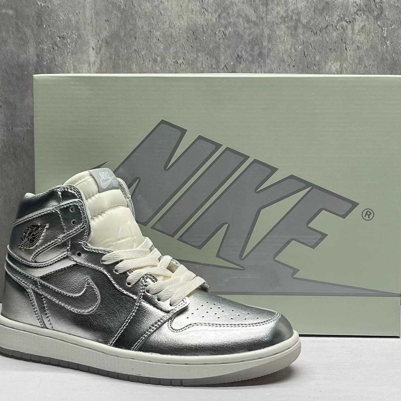 Jordan1 High OG“Chrome” Sneaker    FN7249-001 - PerfectKickZ