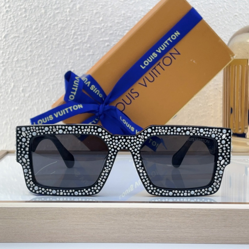 Louis Vuitton LV Clash Pearls & Strass Sunglasses   Z2396W - PerfectKickZ