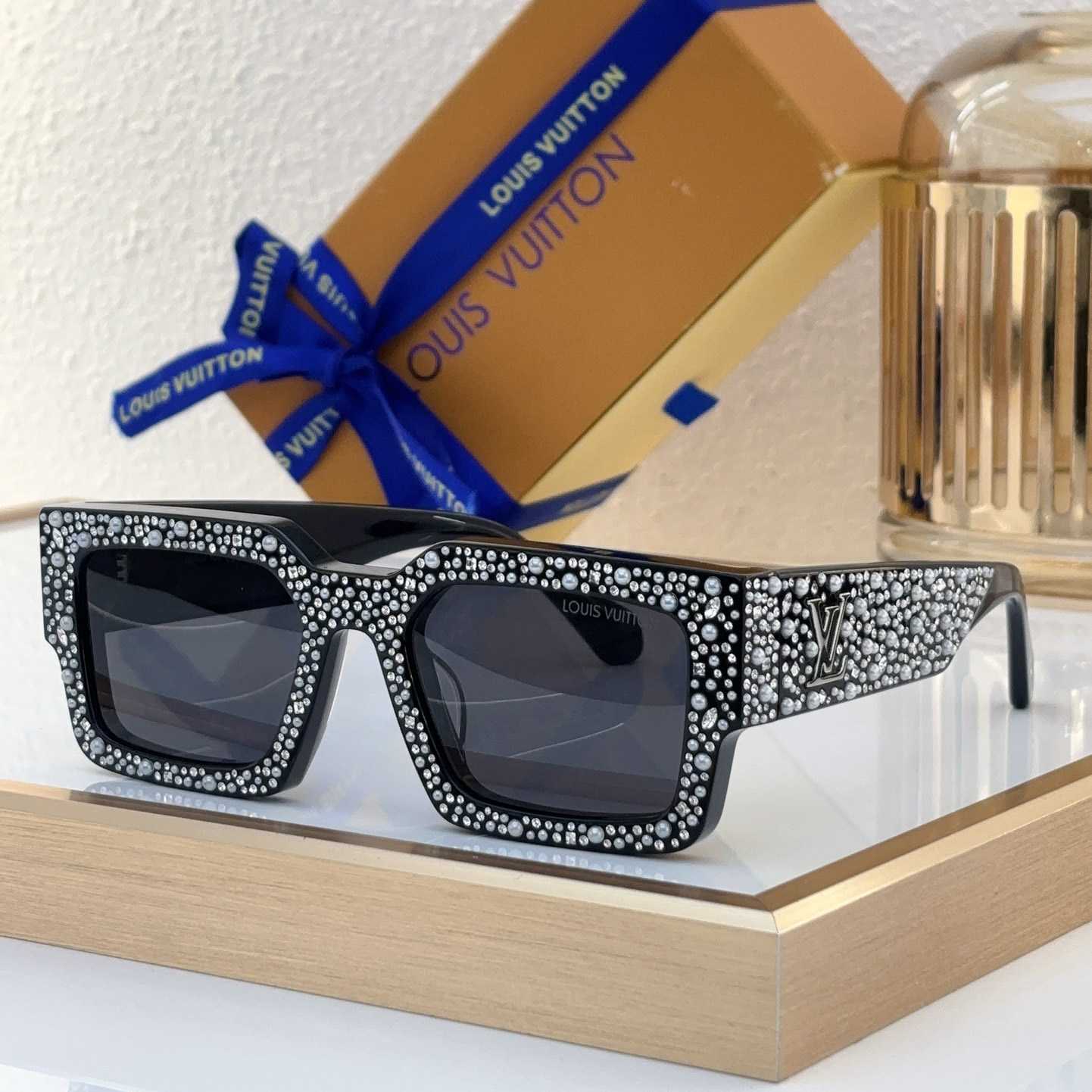 Louis Vuitton LV Clash Pearls & Strass Sunglasses   Z2396W - PerfectKickZ