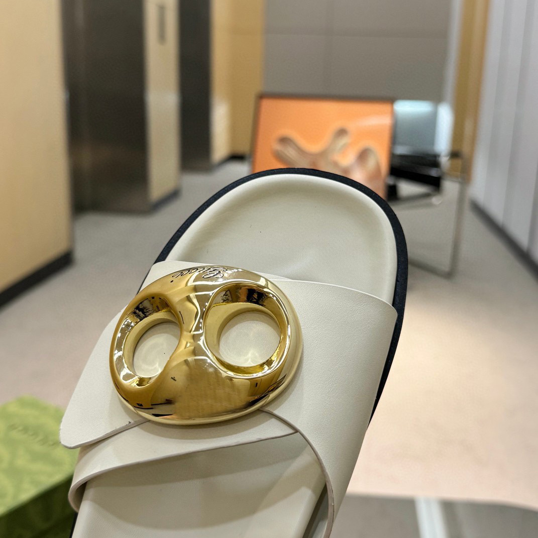 Gucci Women's Marina Chain Slide Sandal - PerfectKickZ