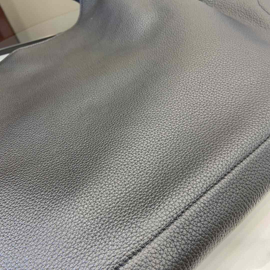 Gucci B Medium Shoulder Bag - PerfectKickZ