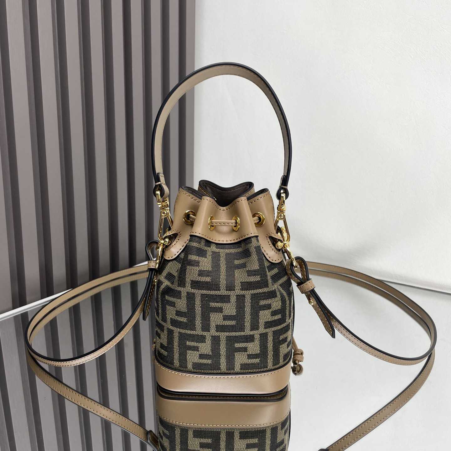 Fendi Small Mon Tresor Bucket  (18-12-10cm) - 