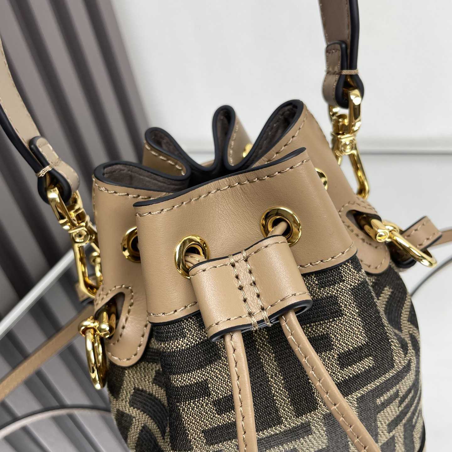 Fendi Small Mon Tresor Bucket  (18-12-10cm) - 