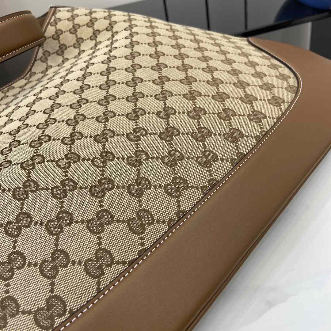 Gucci B Medium Shoulder Bag - PerfectKickZ