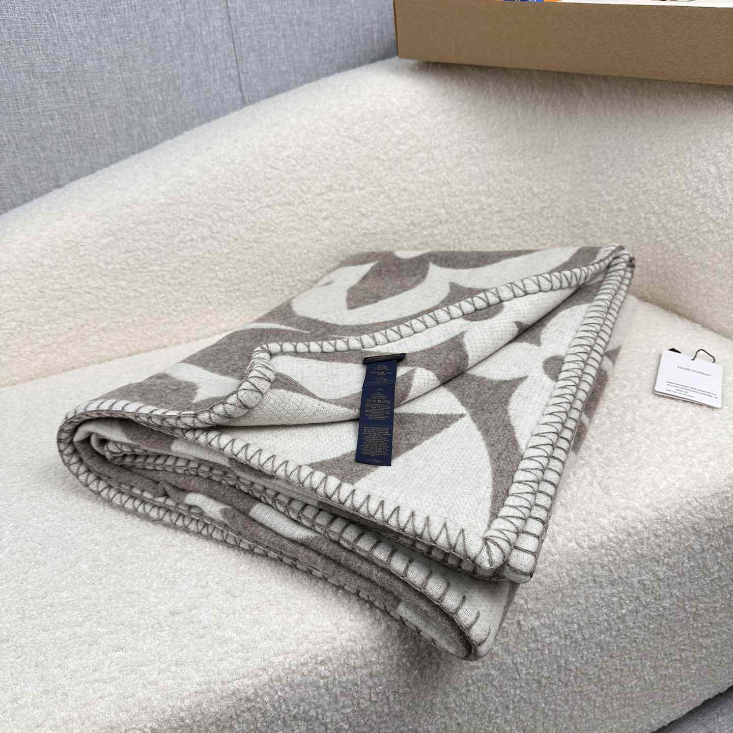 Louis Vuitton LV Medallion Blanket  M79275 - PerfectKickZ