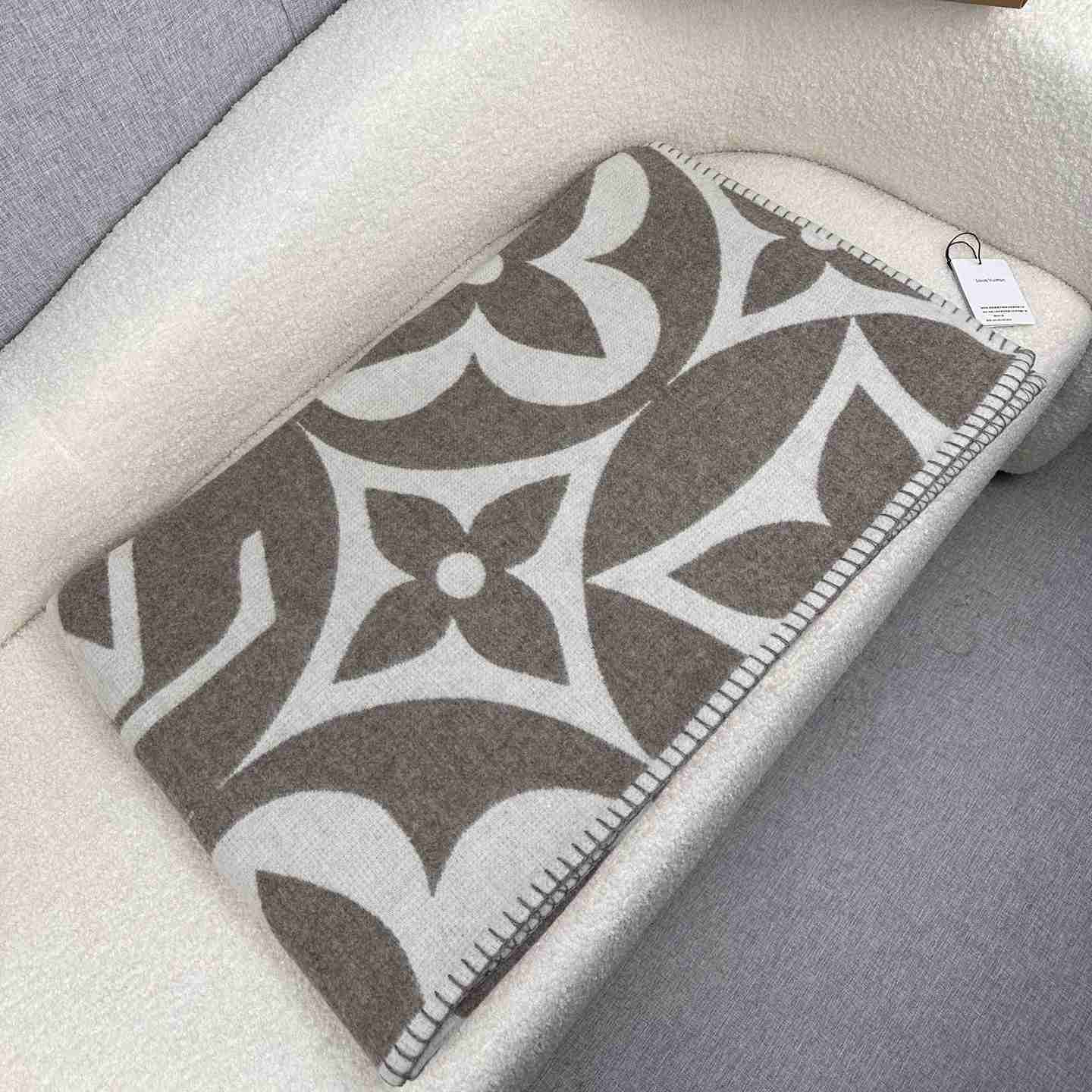 Louis Vuitton LV Medallion Blanket  M79275 - PerfectKickZ
