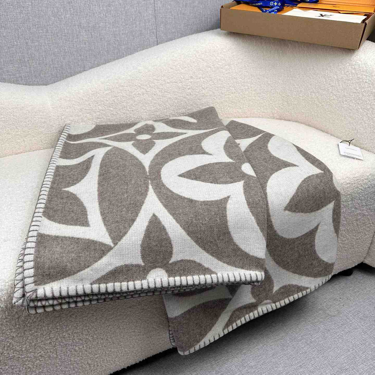 Louis Vuitton LV Medallion Blanket  M79275 - PerfectKickZ