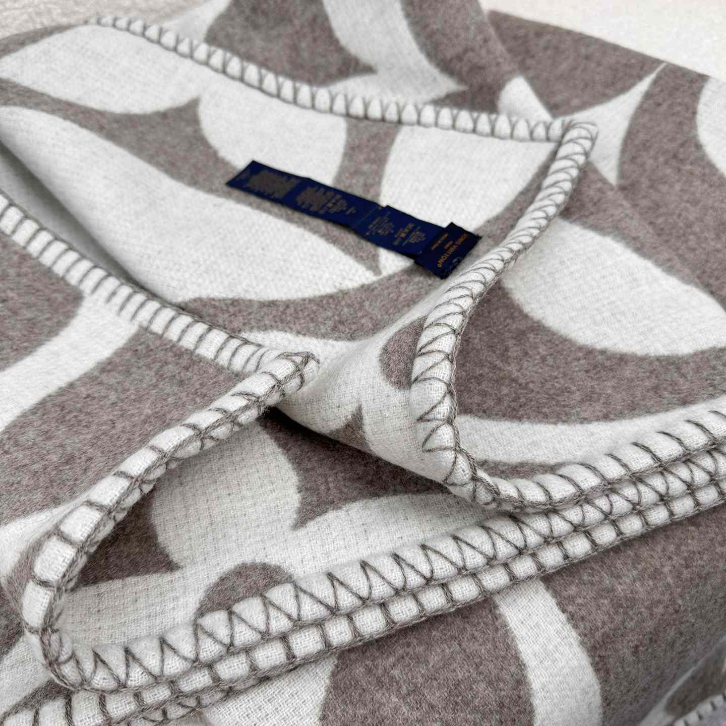 Louis Vuitton LV Medallion Blanket  M79275 - PerfectKickZ