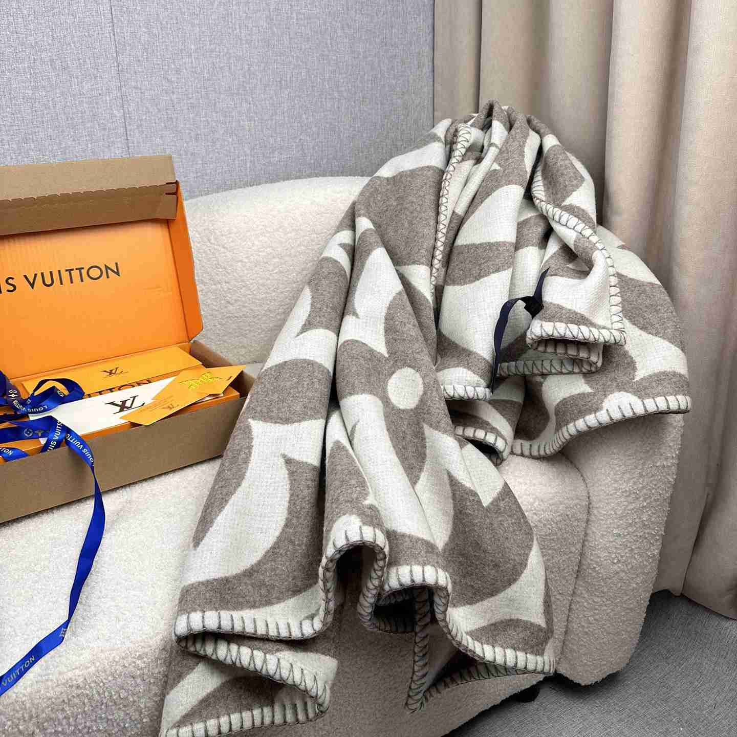 Louis Vuitton LV Medallion Blanket  M79275 - PerfectKickZ