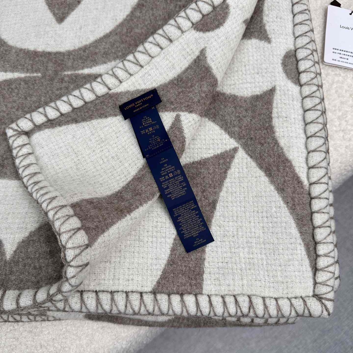 Louis Vuitton LV Medallion Blanket  M79275 - PerfectKickZ