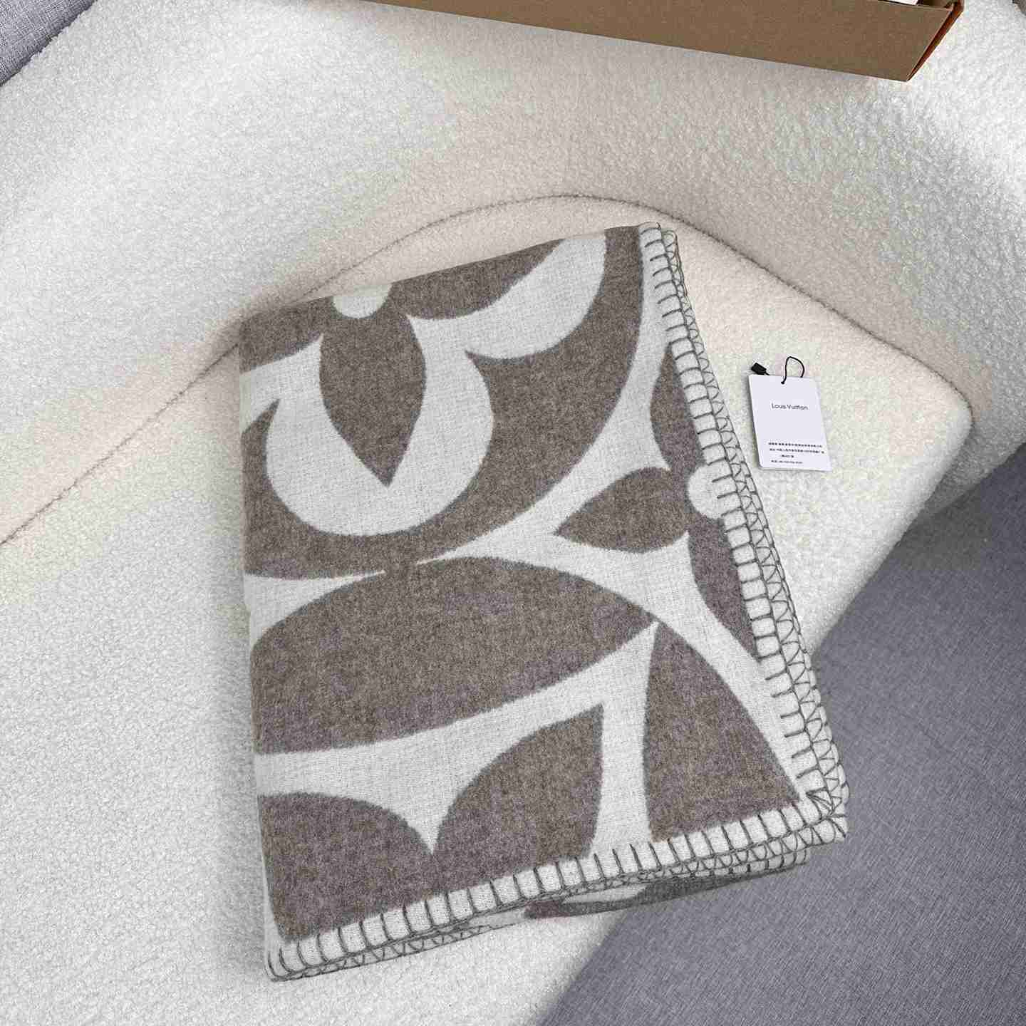 Louis Vuitton LV Medallion Blanket  M79275 - PerfectKickZ