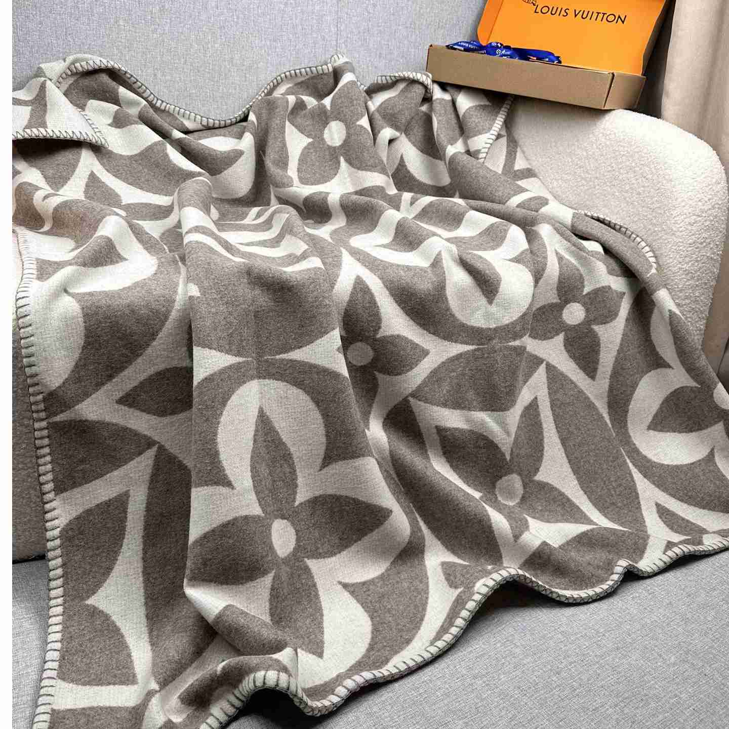 Louis Vuitton LV Medallion Blanket  M79275 - PerfectKickZ