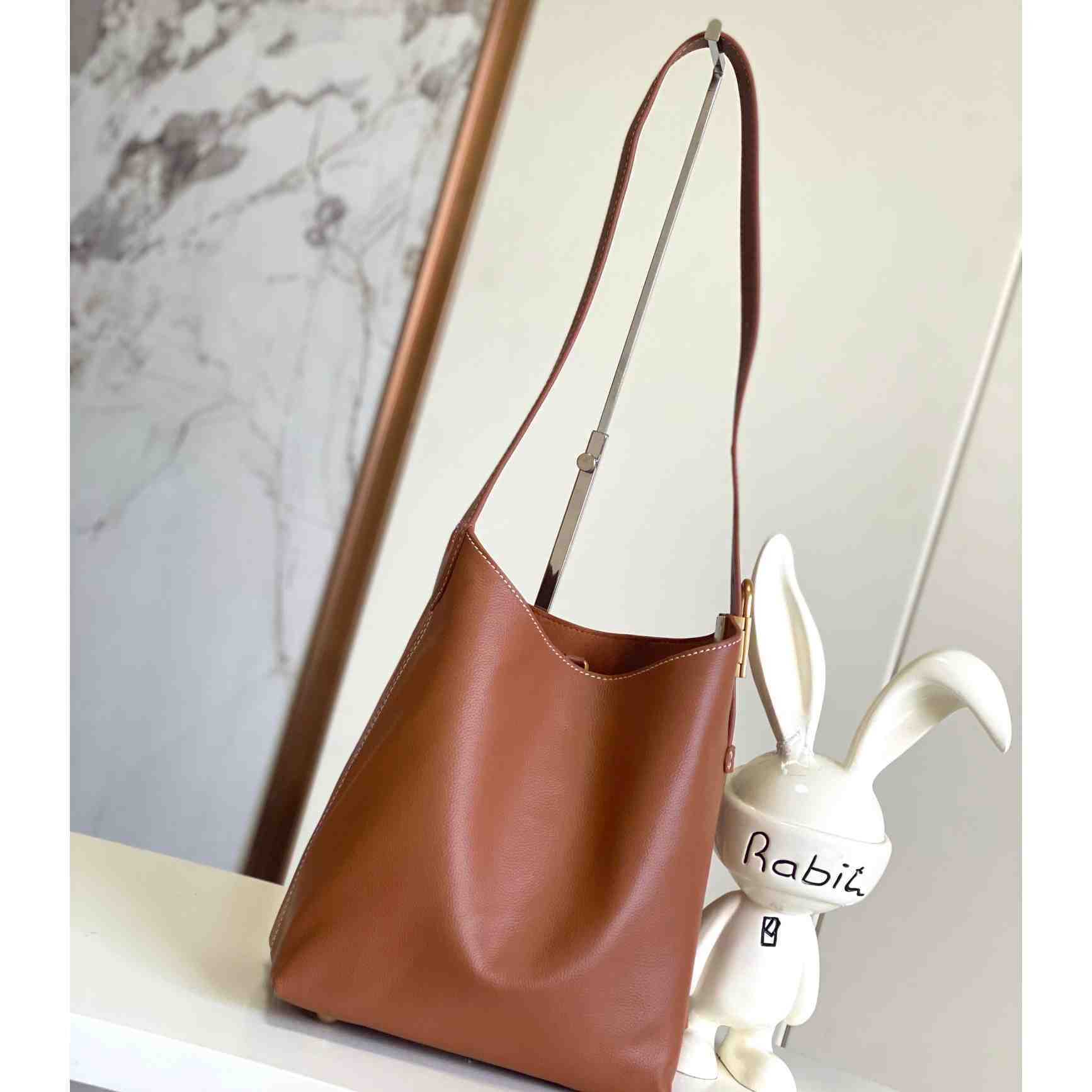 Louis Vuitton Low Key Hobo PM   M25352 - PerfectKickZ
