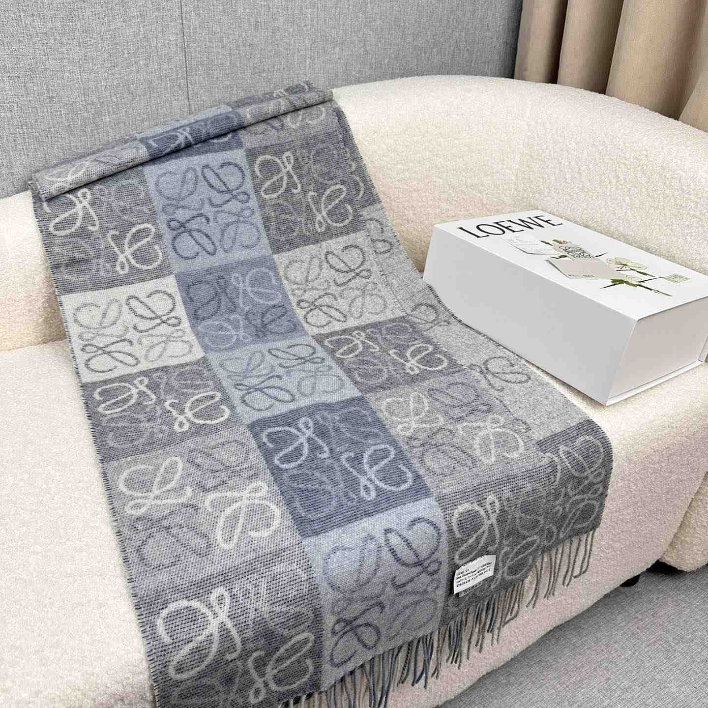 Loewe Scarf In Wool And Cashmere - 