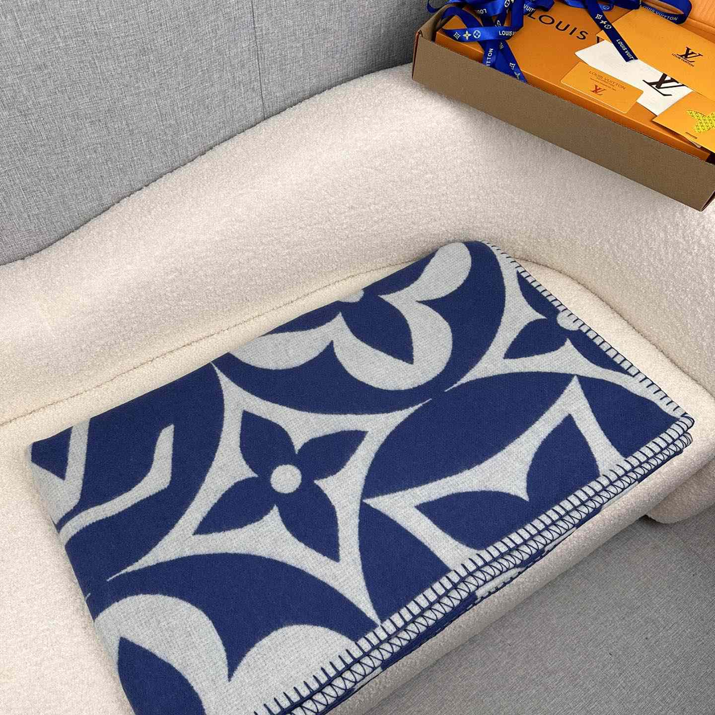 Louis Vuitton LV Medallion Blanket  M79332 - PerfectKickZ