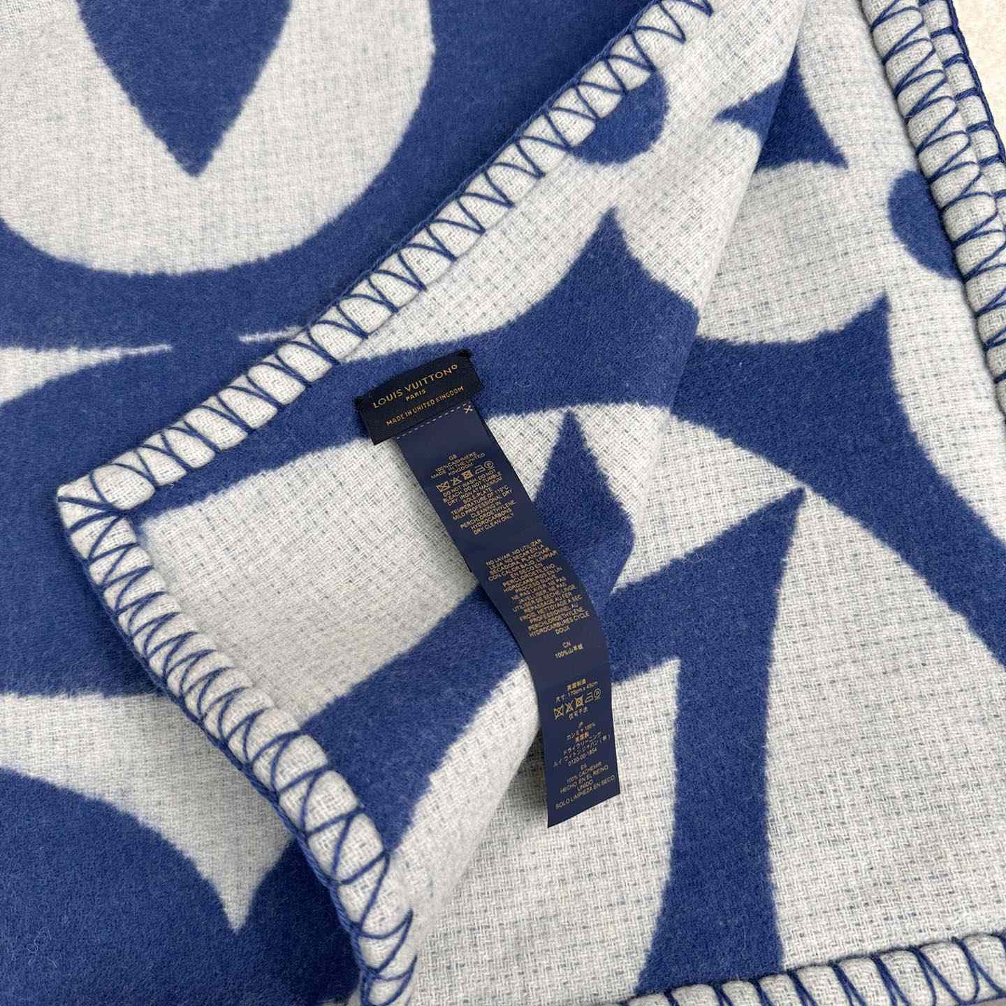 Louis Vuitton LV Medallion Blanket  M79332 - PerfectKickZ