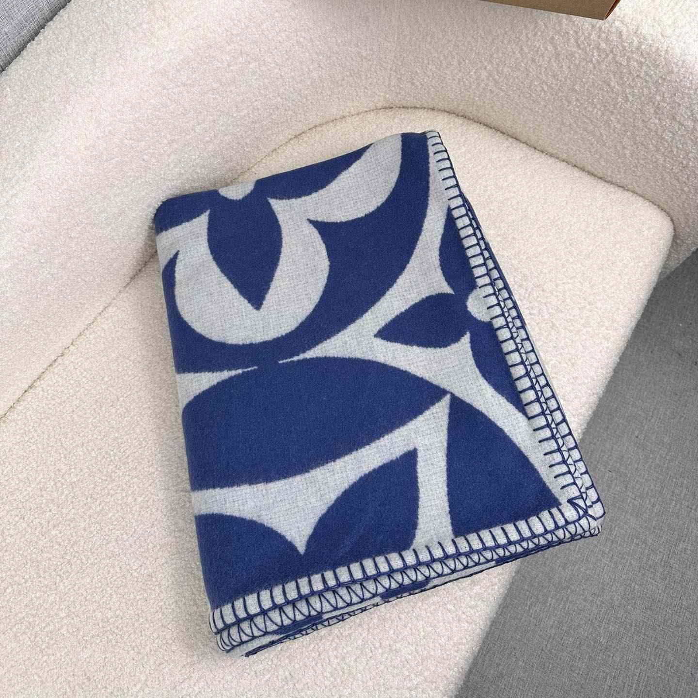 Louis Vuitton LV Medallion Blanket  M79332 - PerfectKickZ