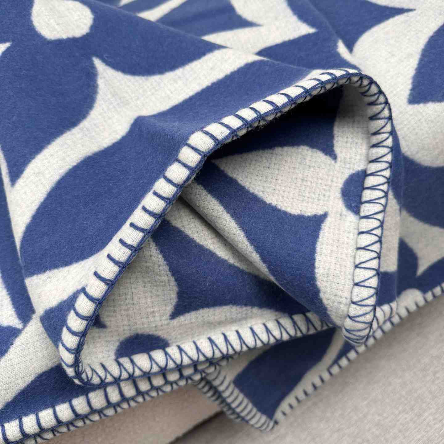 Louis Vuitton LV Medallion Blanket  M79332 - PerfectKickZ