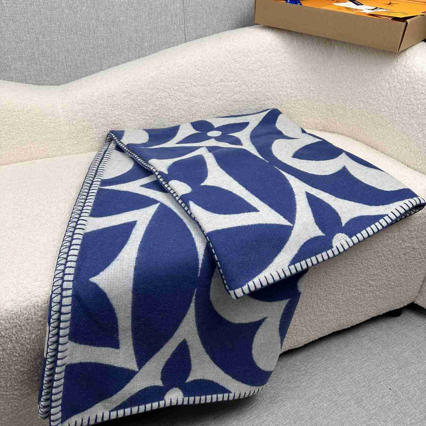 Louis Vuitton LV Medallion Blanket  M79332 - PerfectKickZ
